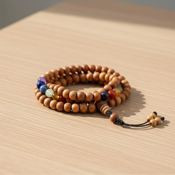 Mala Chakra Kadamholz 108 Perlen – 7 Chakra-Edelsteine Meditationskette präsentiert auf Tisch