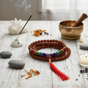 Mala Chakra Rudraksha 108 Perlen – 7 Chakra-Edelsteine Meditationskette beim Meditationsritual