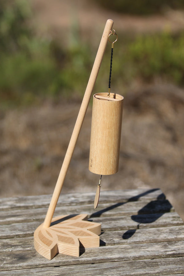 Koshi Forest Windspiel für Meditation und Klangheilung am Ständer Lotusblume im Freien