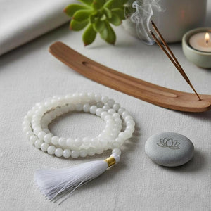 Mondsteinmala Kette auf Tisch zur Meditation
