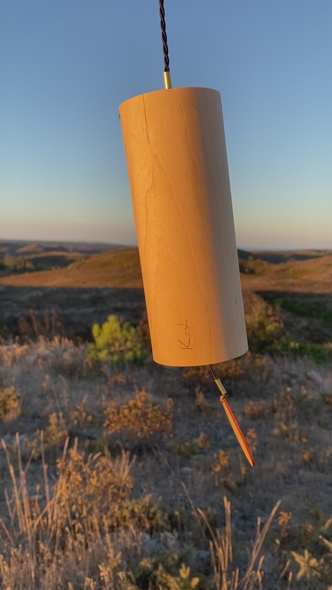 Koshi Ocean Klangspiel aus Ahorn schwingt vor weiter Landschaft bei Sonnenuntergang, Video mit Original-Klang der Earth Symphony Kollektion