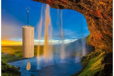 Koshi Klangspiel vor Wasserfall